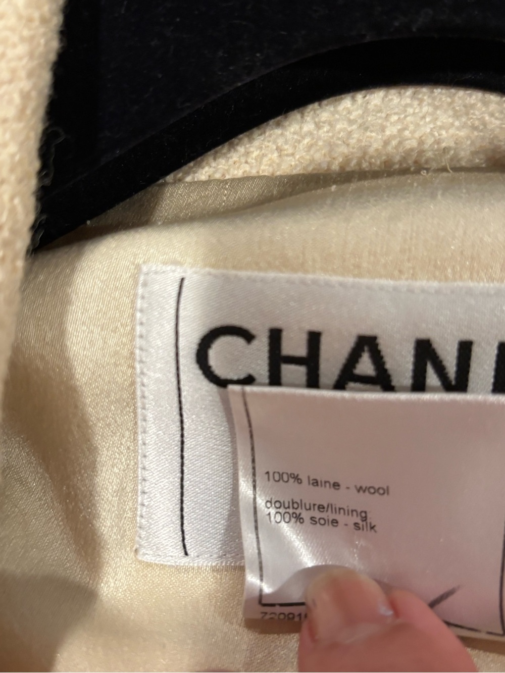 Beautiful Vintage CHANEL Cream Bouclé Coat Herringbone Trim - Picture 14 of 15